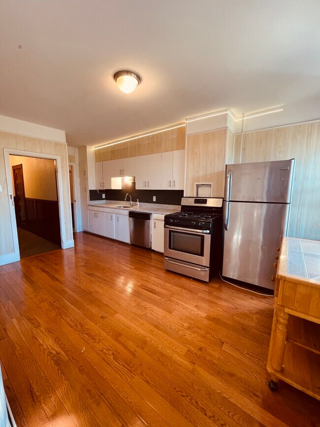 Building Photo - 141 Cottage St Unit 2 Rental