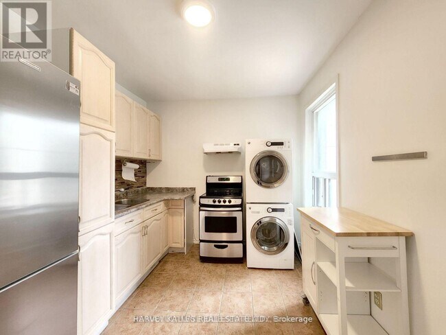 Photo - 832 St Clair Ave W