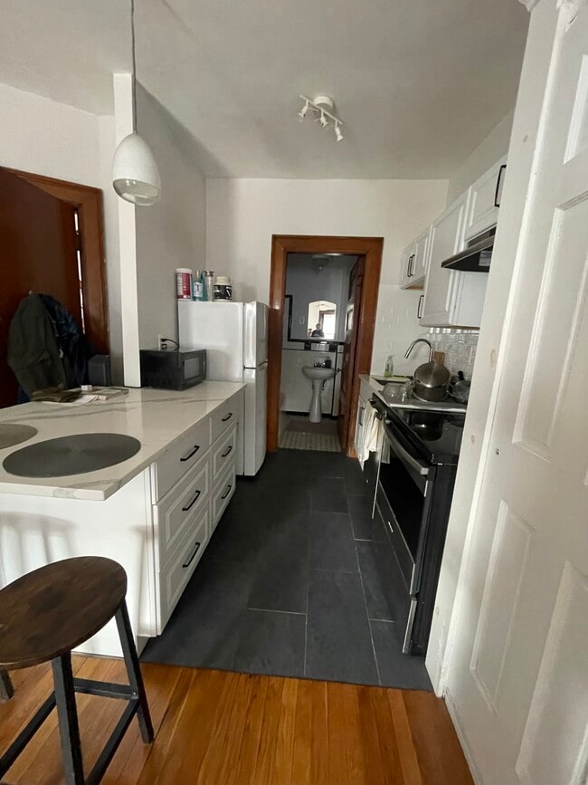 Building Photo - 845 Beacon St Unit 6