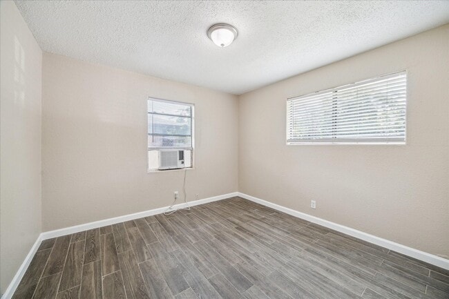 Photo - 5107 Clover St