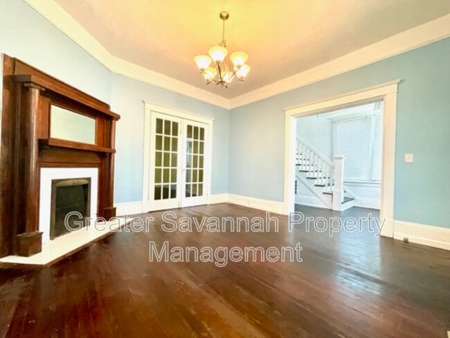 Photo - 637 E 39th St