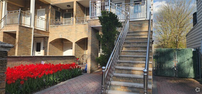 Building Photo - 66-39-66-79 79th Pl Unit 3 Rental