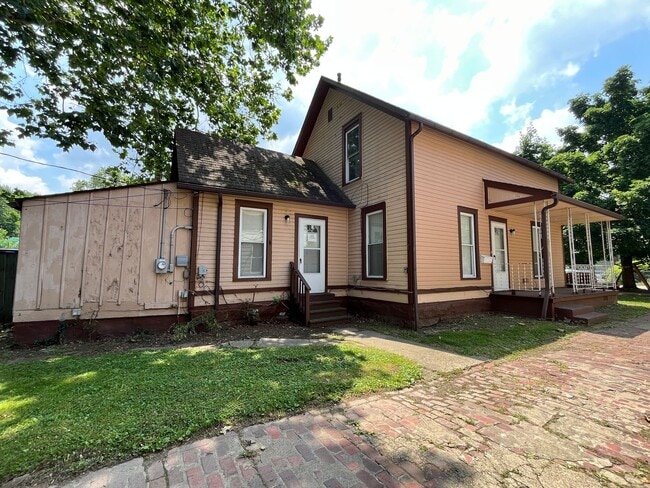 Photo - Madison/W.95th neighborhood : 3 bedroom/1 bath single family house available NOW.