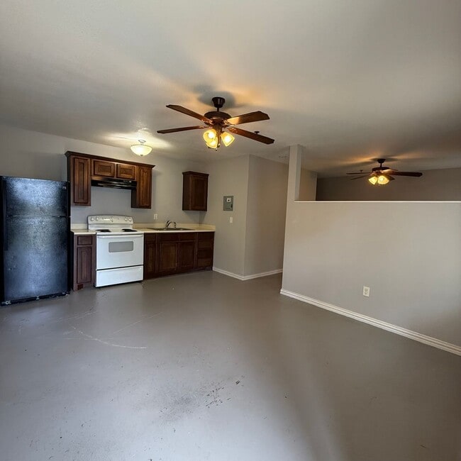 Building Photo - $500 Off 1st Full Month!* All Utilities In... Unit 137 Rental