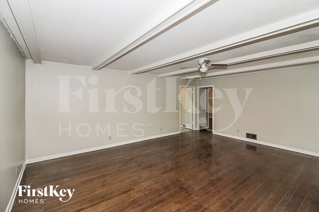 Photo - 3000 Eagle Dr