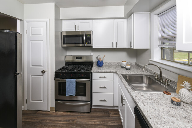 Kitchen - Wellington Woods Apartments