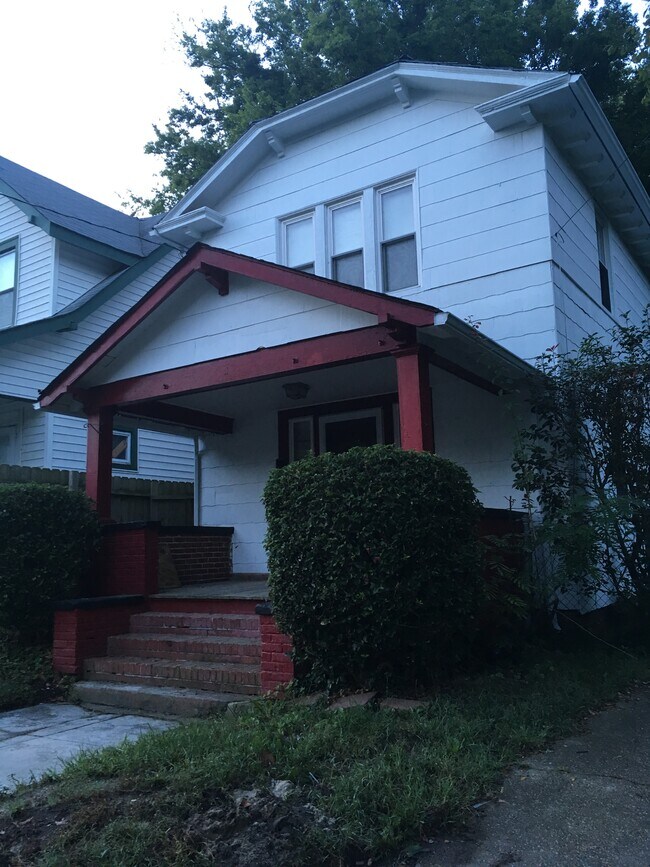 front - 827 W 37th St House