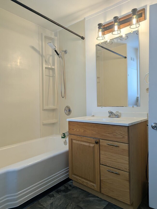 Photo - 1616-1102 102 Ave