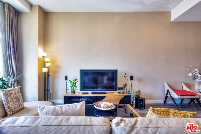 Photo - 3223 W 6th St Unidad 906