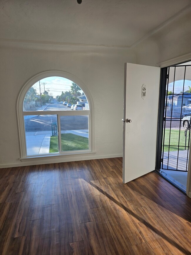 Photo - 4527 Esther St