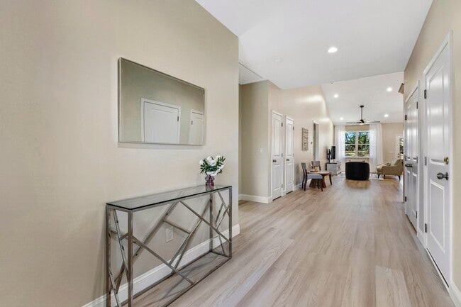 Pasillo - 170 Weaver Line