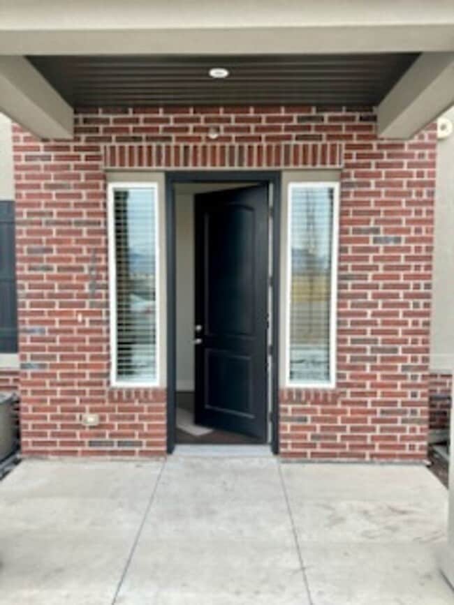 Building Photo - Bright 3 bed Condo with Pool, HOA, and Great Amenities!!