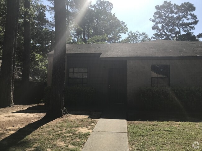 Building Photo - 3/2 with fenced yard Rental