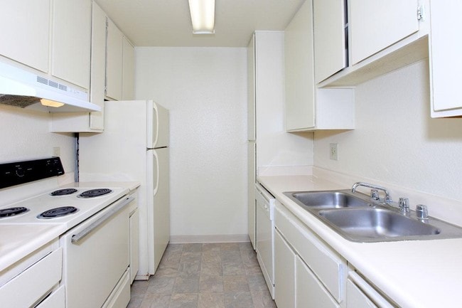 Kitchen - Mar at Chavez