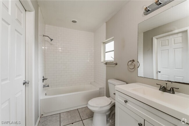 Building Photo - 1806 NW 3rd Ave Rental