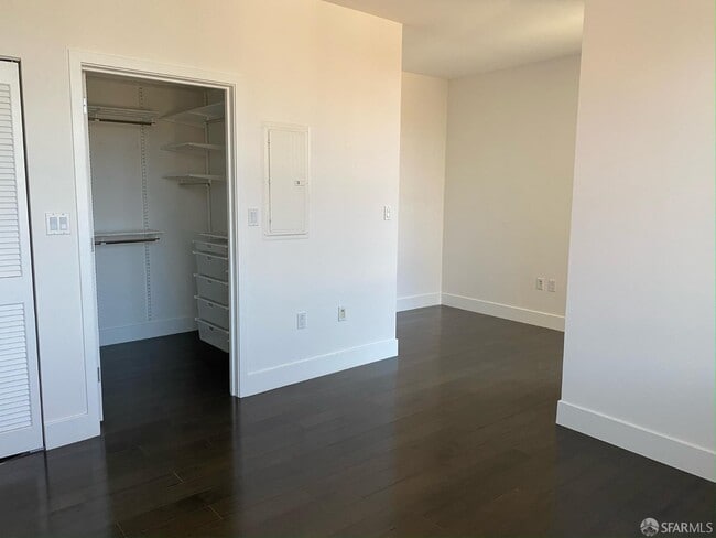 Photo - 260 King St