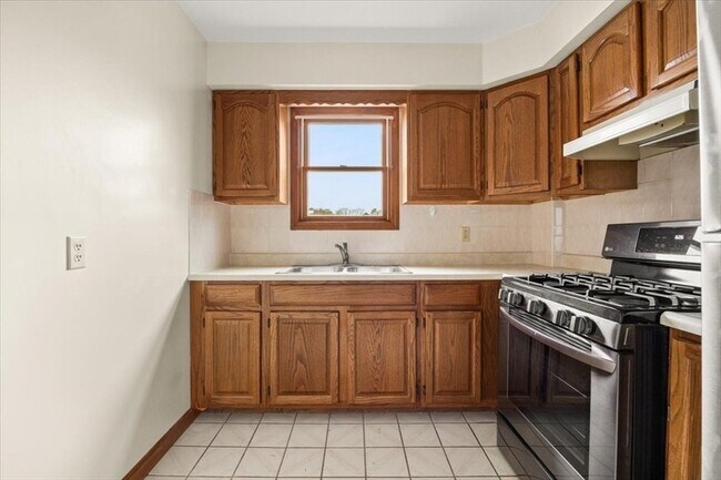 Photo - 576 Slade St Unit 2