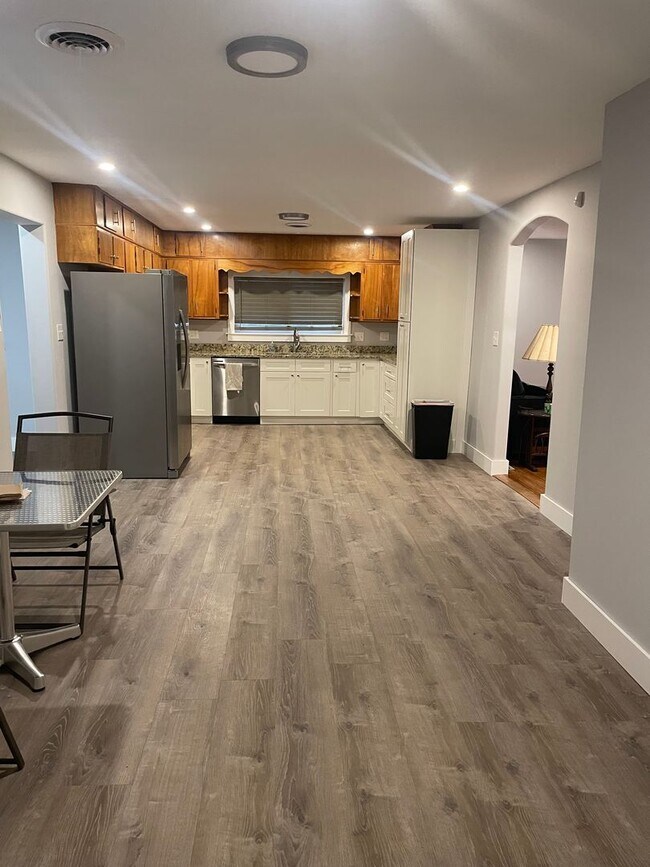 Photo - Knoxville 37914 - Adorable 2 bedroom, 1 bath home - Contact Lisa Vineyard and Shannon Russell (86...