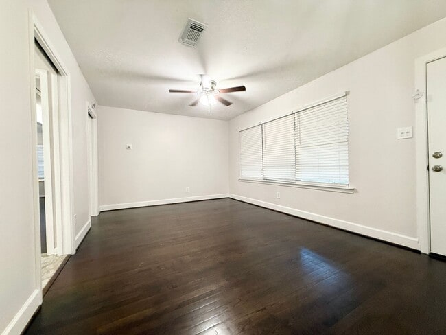 Photo - Beautiful and Spacious 4/1 Near Northside Elementary!