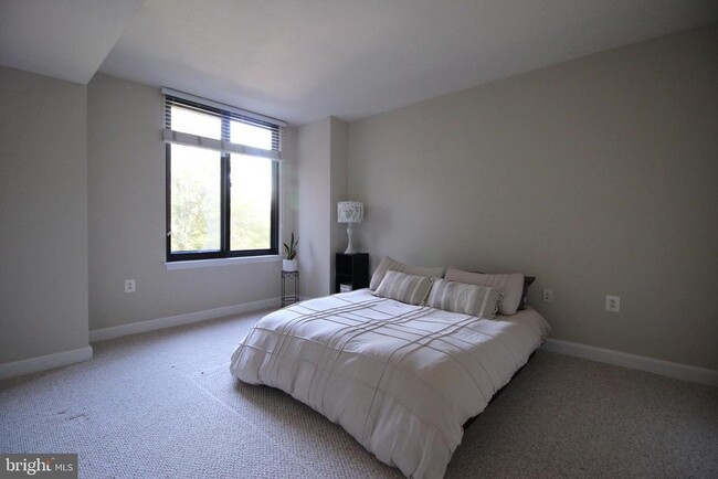 Building Photo - 2451 Midtown Ave Unit 305