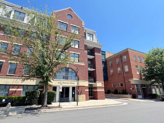 "Chic Urban Retreat: Stylish 1-Bed Condo with Hardwood Elegance in the Heart of Alexandria!"