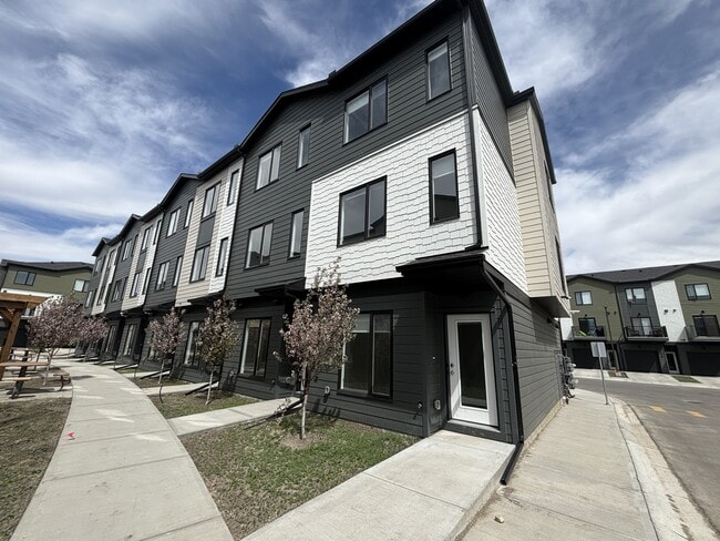 Photo - 338 Ellisborough Blvd SE