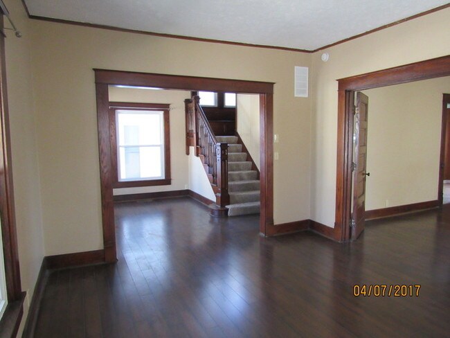 Photo - *SELF SHOW AVAILABILITY* 531 W Sycamore St