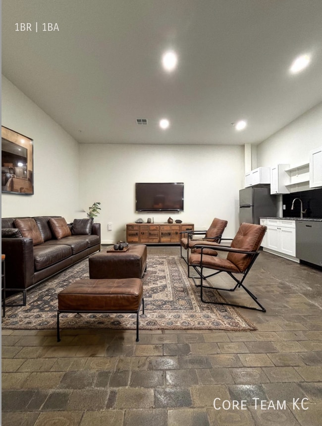 Building Photo - 3100 E Gillham Plaza Unit 205