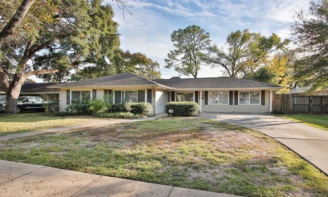 Building Photo - 4809 Saxon St