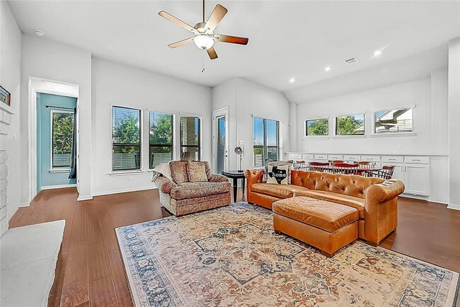 Photo - 204 Belford St