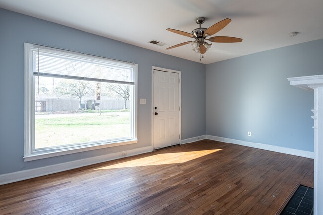 Photo - 1443 Venetian Dr SW