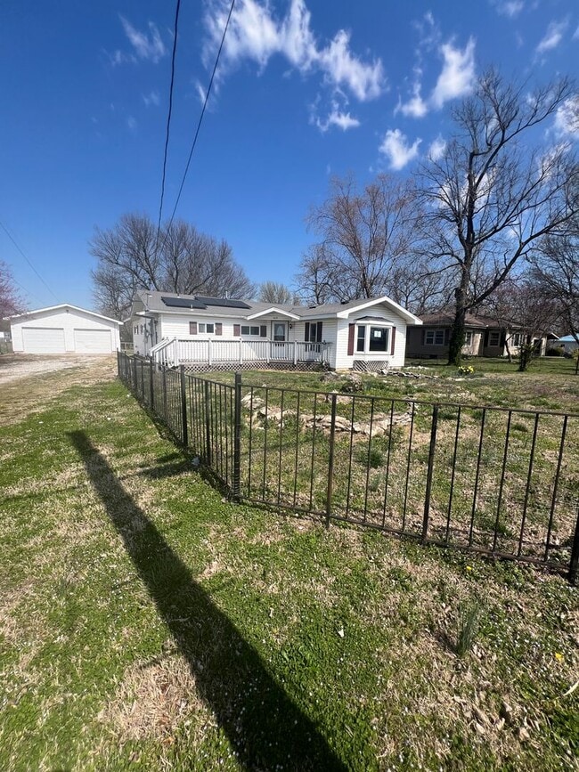 Building Photo - 3 bedrooms/2 bathrooms with detached 2 car... Rental
