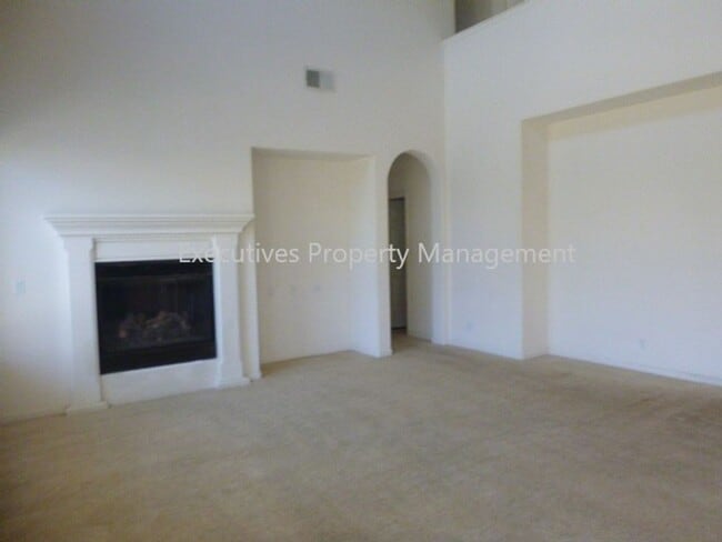 Photo - 717 Round Hill Dr