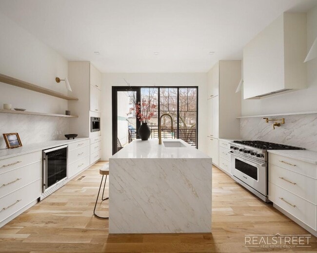 Building Photo - Stunning Brand New Townhouse for Rent in Bushwick!