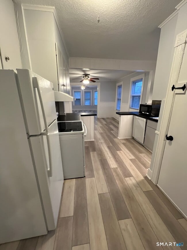 Building Photo - 303 Newtown Ave