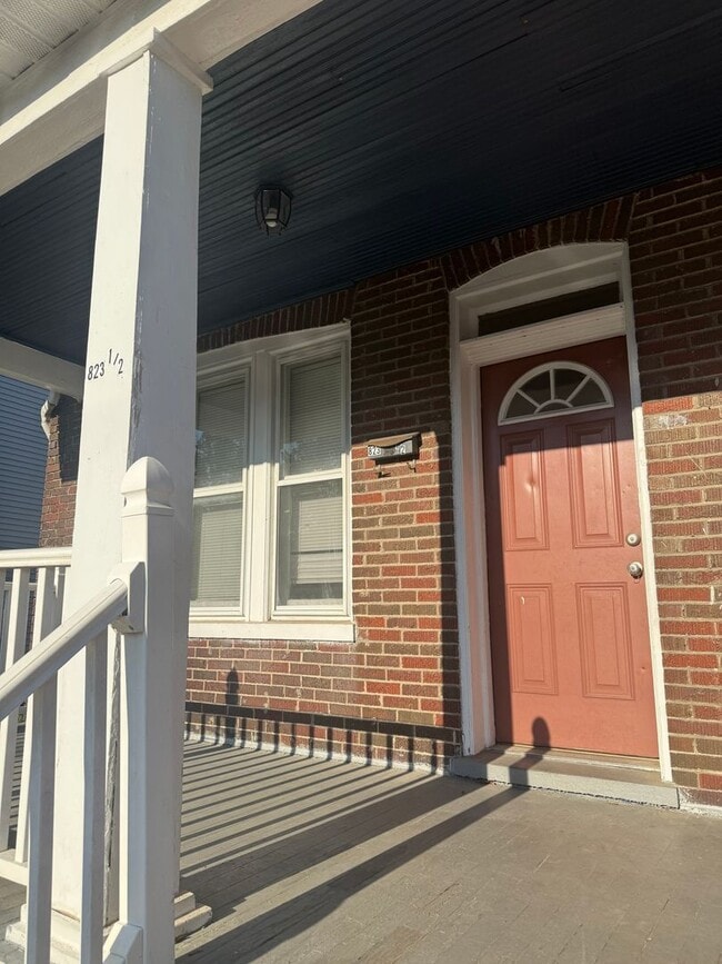 Building Photo - 823 Pine St Unit 823 1/2