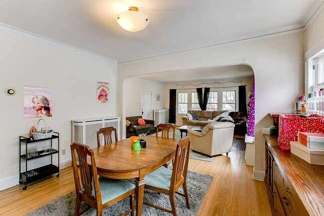 Building Photo - 2011 Portland Ave Unit upper