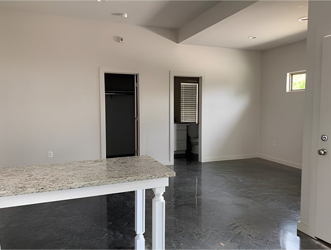 Building Photo - 306 S Oak St Unit C