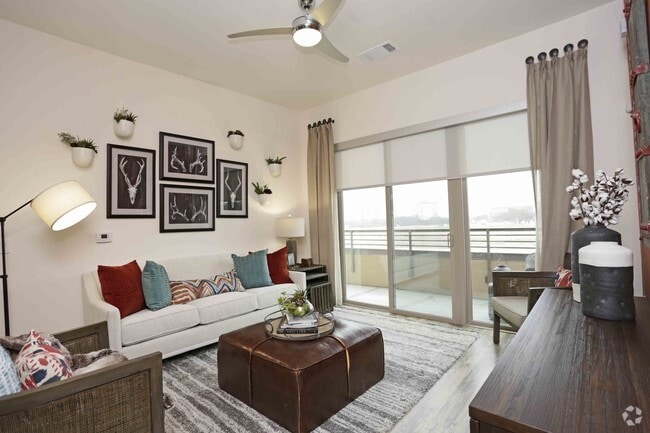 2BR,2BA - 1095SF - LIVING ROOM
