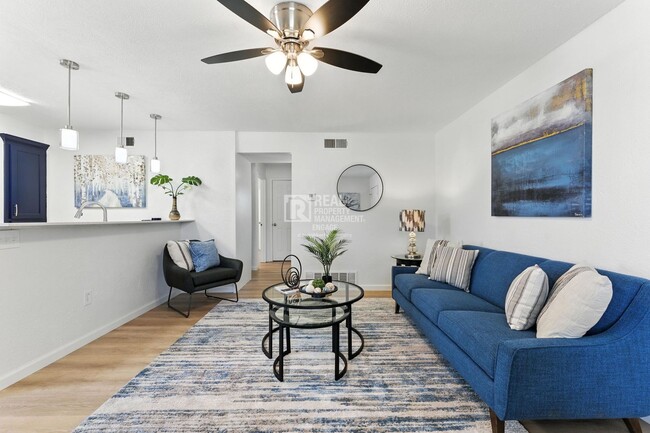 Building Photo - 202 N Kealy Ave Unit Apt B