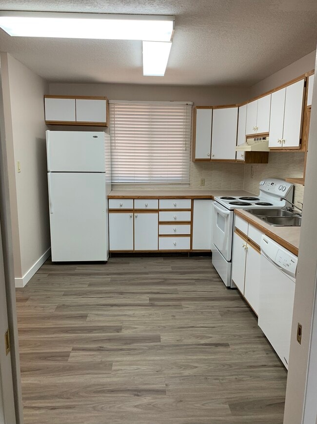 Kitchen - 235 28 St S