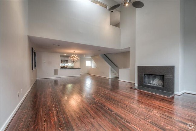 Huge Living Area- High Ceilings! - 2710 Shelby Ave Rental