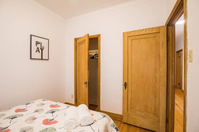 Building Photo - 4005 Av Lacombe Unit 4005