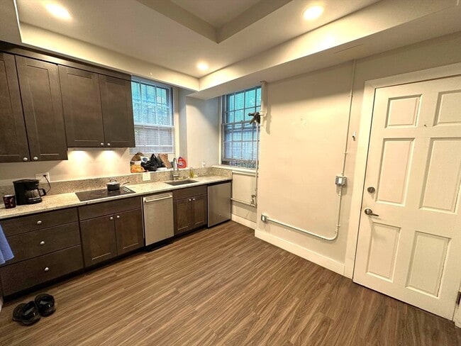 Building Photo - 10 Otis Pl Unit 3