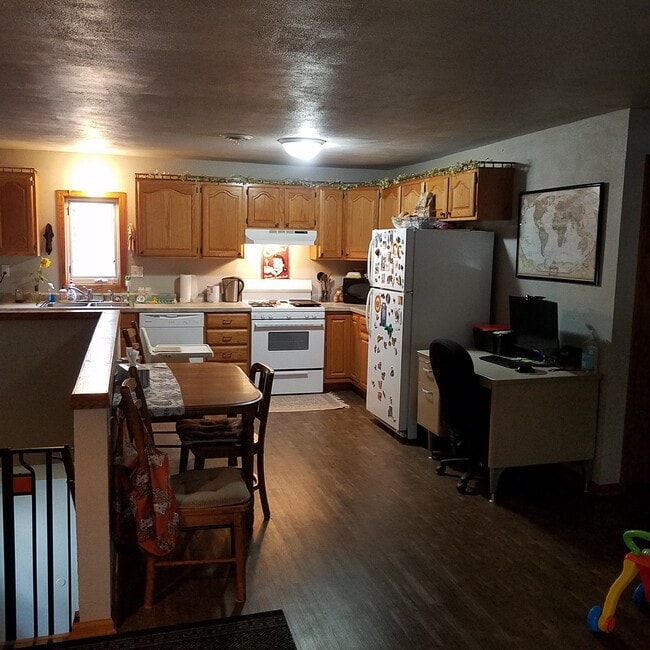 Building Photo - 1040 Cedar St Unit Upper