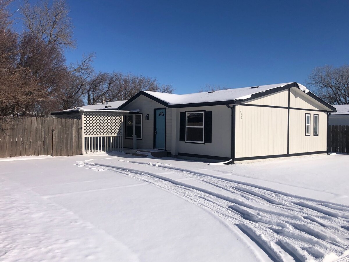 Adorable 3 Bedroom/2 Bath with lots of space! - Adorable 3 Bedroom/2 Bath with lots of space! House