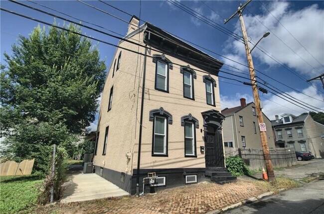 Photo - 1327 Reddour St