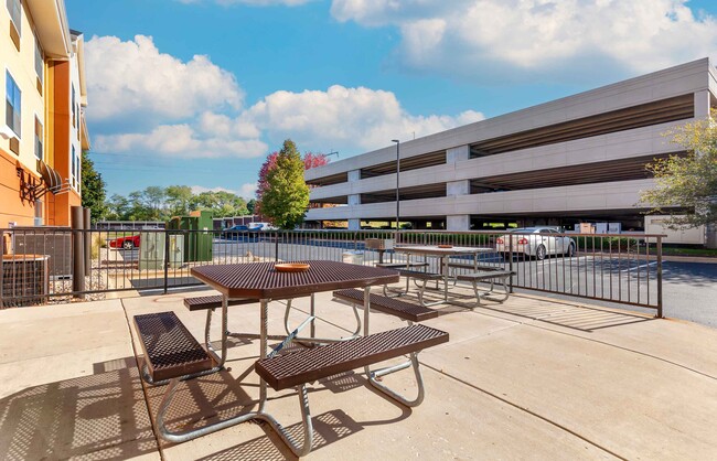 Furnished Studio-Madison - Junction Court