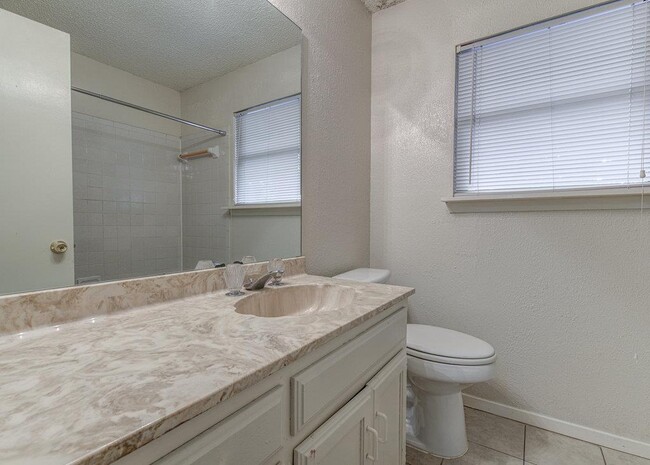 Photo - 300 Villa Oaks Cir