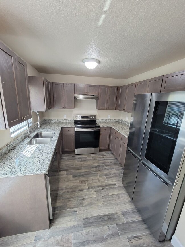 Photo - BRAND NEW 3/2 Townhome in Lakeside!!!!
